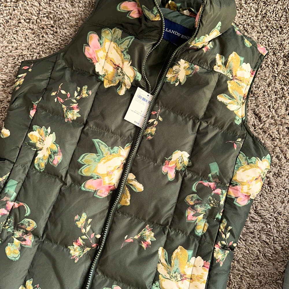 NWT❤️ Land’s End Florist Night Floral Down Vest sold out/discontinued!